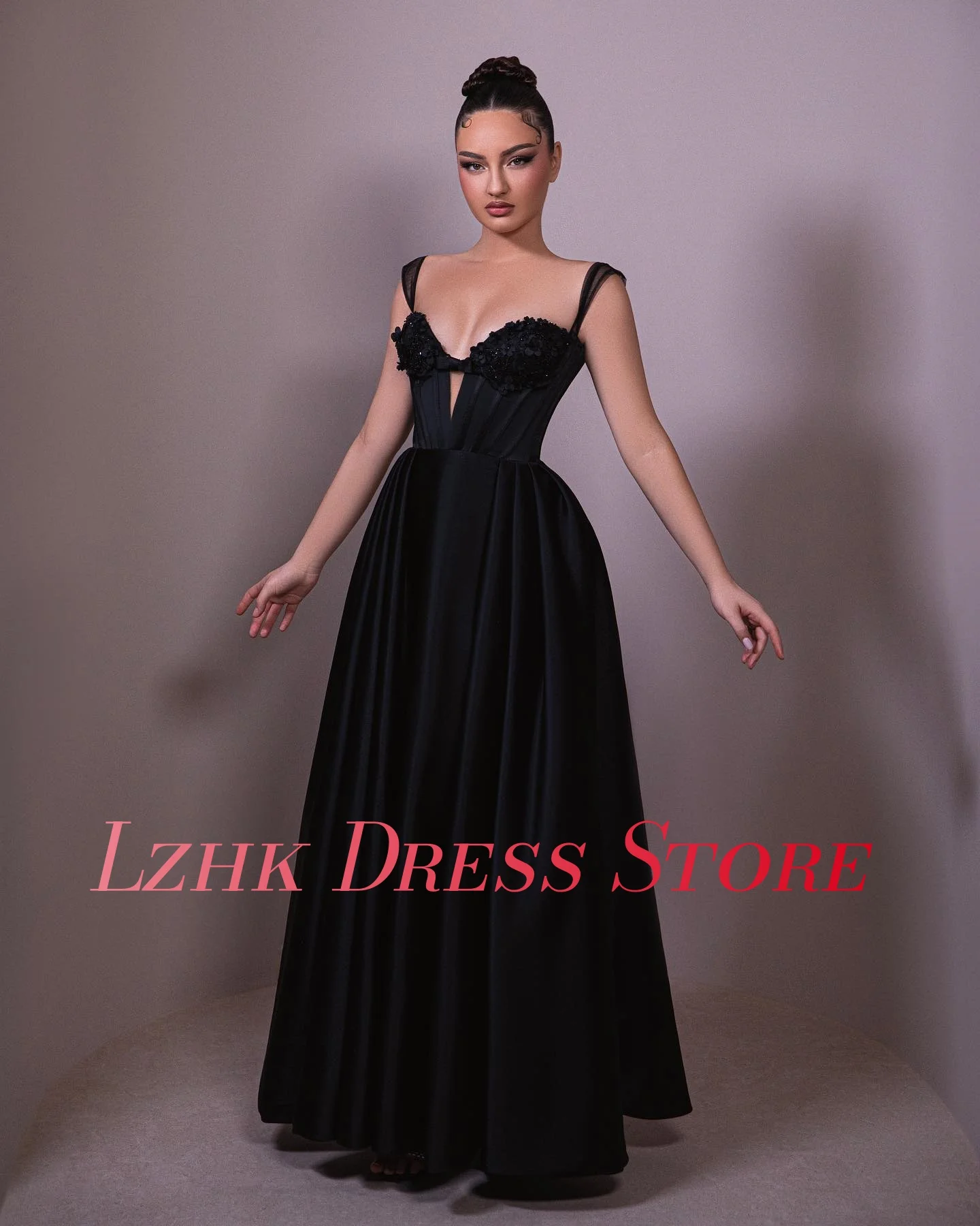 แฟชั่นที่กำหนดเองซาตินเอ-ไลน์สายรัดปาเก็ตตี้แอพพลิเคชันดอกไม้ประดับด้วยลูกปัดชุดราตรีที่ละเอียดอ่อนแขนกุดชุดคนดัง