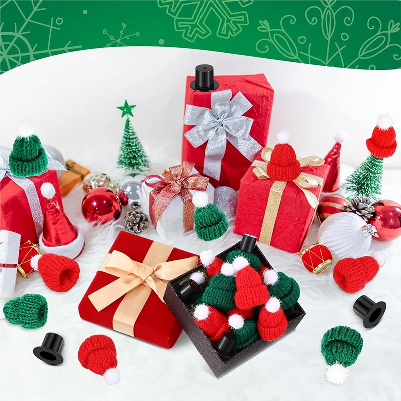 B47B-32PCS قبعات صغيرة للدمية تتضمن 16 قبعات سانتا الحياكة الصغيرة و16 قبعة عيد الميلاد البلاستيكية السوداء قبعات بلاستيكية مصغرة