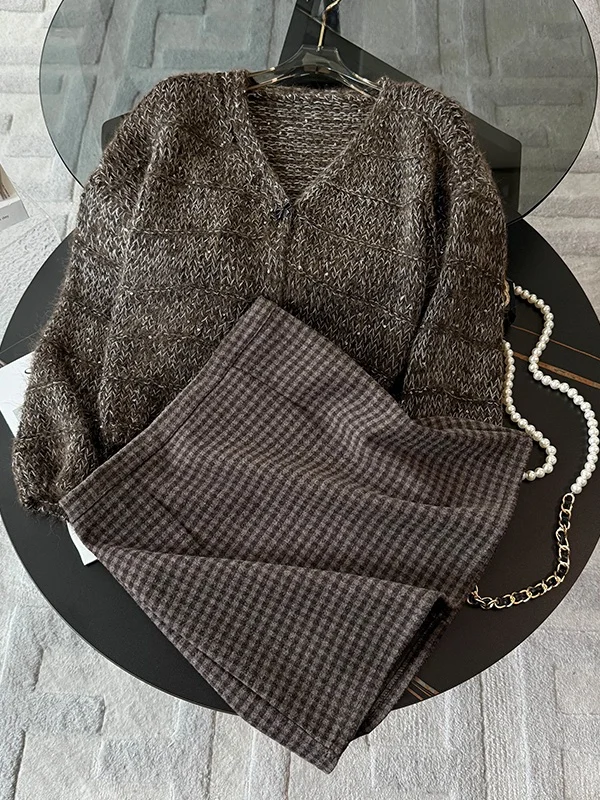 

Модный комплект из вязаного свитера с V-образным вырезом и клетчатой юбки для женщин, элегантный, весна 2026, новинка