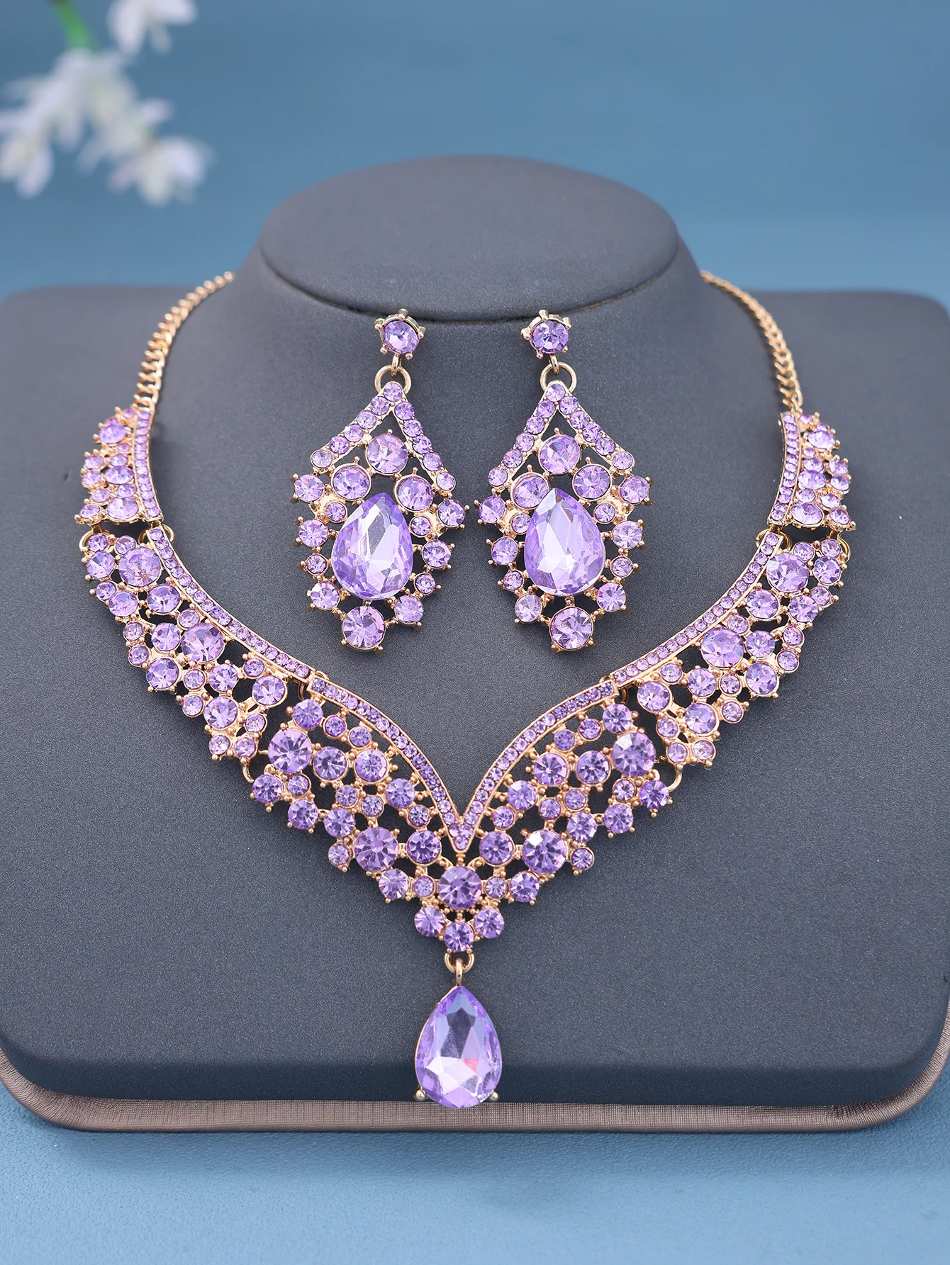 Ensemble de bijoux de mariée: collier et boucles d'oreilles en feuilles élégantes haut de gamme disponibles en violet bleu vert rouge et blanc adapté aux robes de mariage
