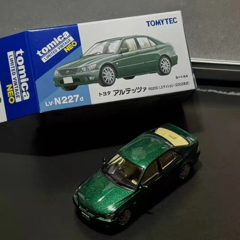 Disponibile: Modellino in Scala 1:64 N227d Bite Down Shark RS200 2002, Veicolo in Lega Simulato, Regalo per Ragazzi, Statuetta da Collezione