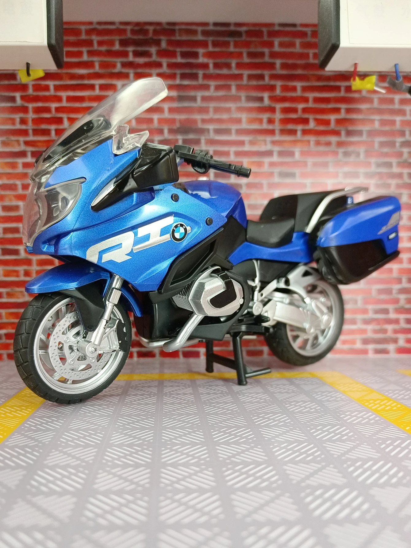 

CCA 1:12 BMW R1250RT motorcycle model static ornaments toy car to give boys a motorcycle gift fine workmanship good quality