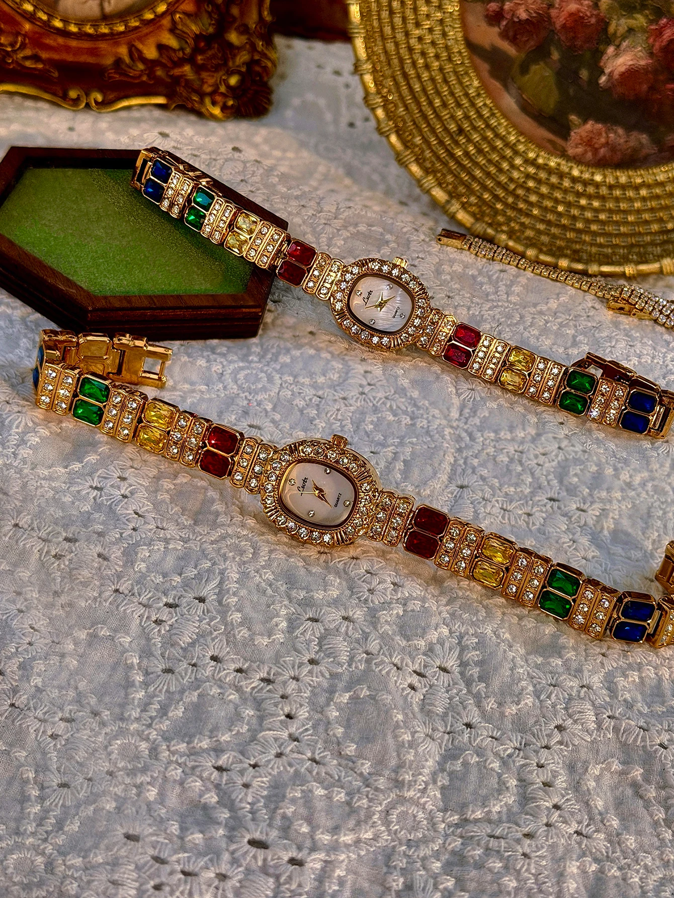 1 new golden French luxury fashion elegant ladies' watch, a variety of colored diamond bracelets with elegant and simple niche ladies' watches are charming and suitable for daily wear decoration and gifts.