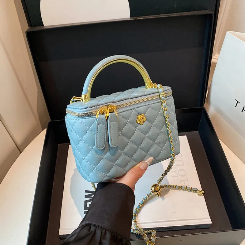 

Элегантная женская сумка через плечо из натуральной кожи с застежкой-молнией сверху и надежной переноской