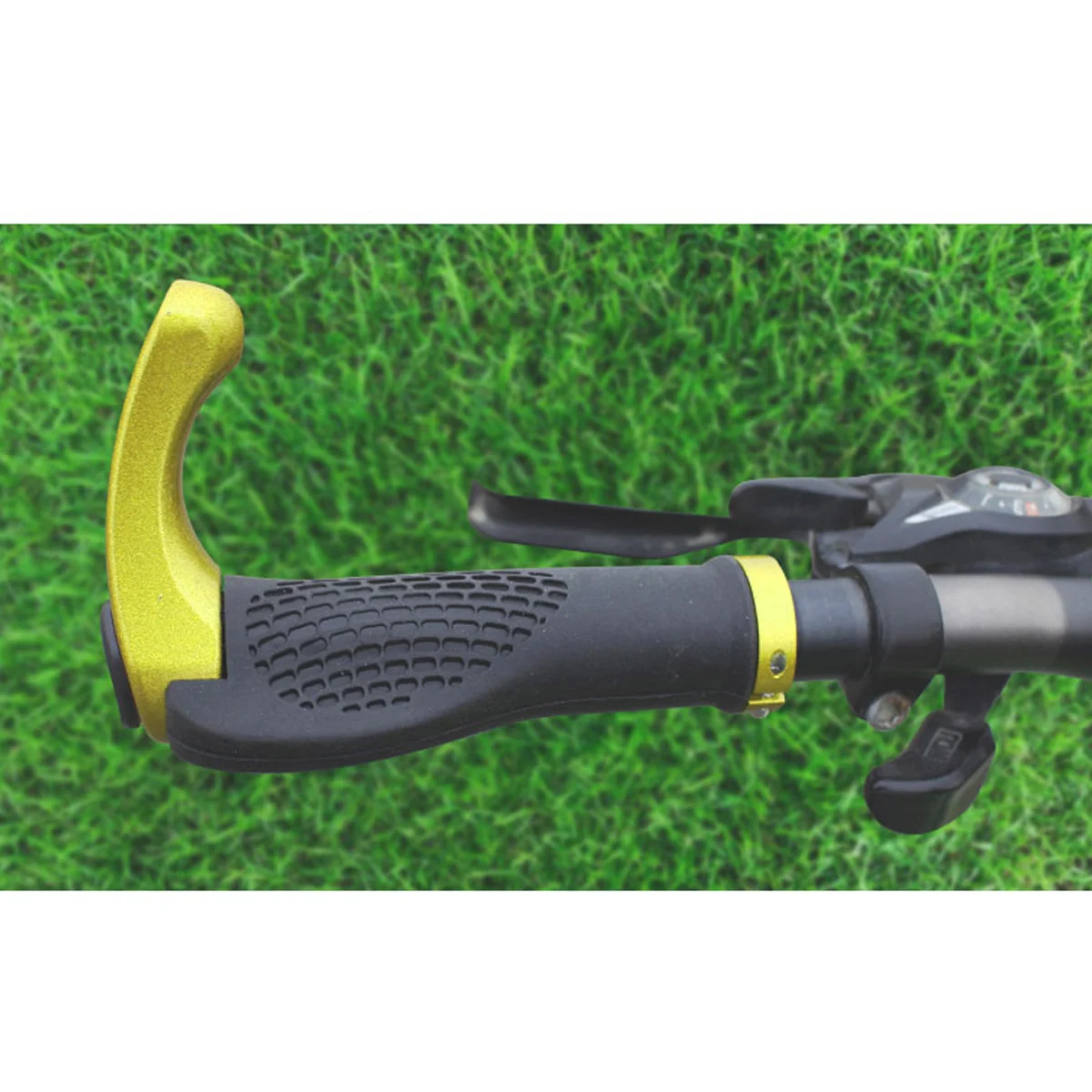 زوج واحد من مقود القرن المريح المتين المقاوم للخدش والعتاد الثابت لراحة الإبهام لدراجات الطرق الجبلية باللون الأصفر