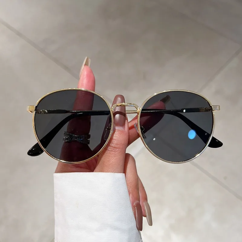Retro Runde Rahmen-Sonnenbrille für Damen und Herren, Metallrahmen, Leicht und Modisch, für Outdoor-Aktivitäten