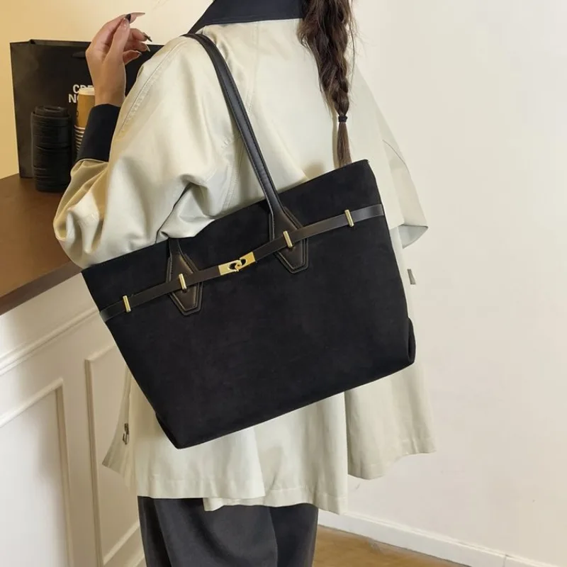 

Сумка-кроссбоди для женщин, модная кожаная сумка с декором в виде кисточек, компактный размер, идеально подходит для вечерних мероприятий и вечеринок.