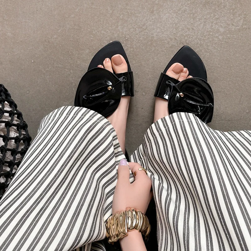 

Arden Furtado 2025 Summer beige sheepskin flower Open toe Slippers Pointed toe pull-on Low heel Word slippers Large size