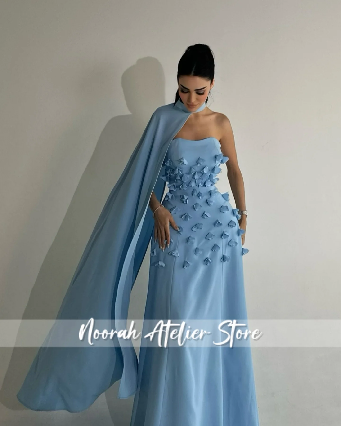 Elegante vestido de noche de lujo azul sin tirantes con flores 3D de Arabia Saudita, capa con cuello, vestido de novia 2025, vestido de fiesta personalizado
