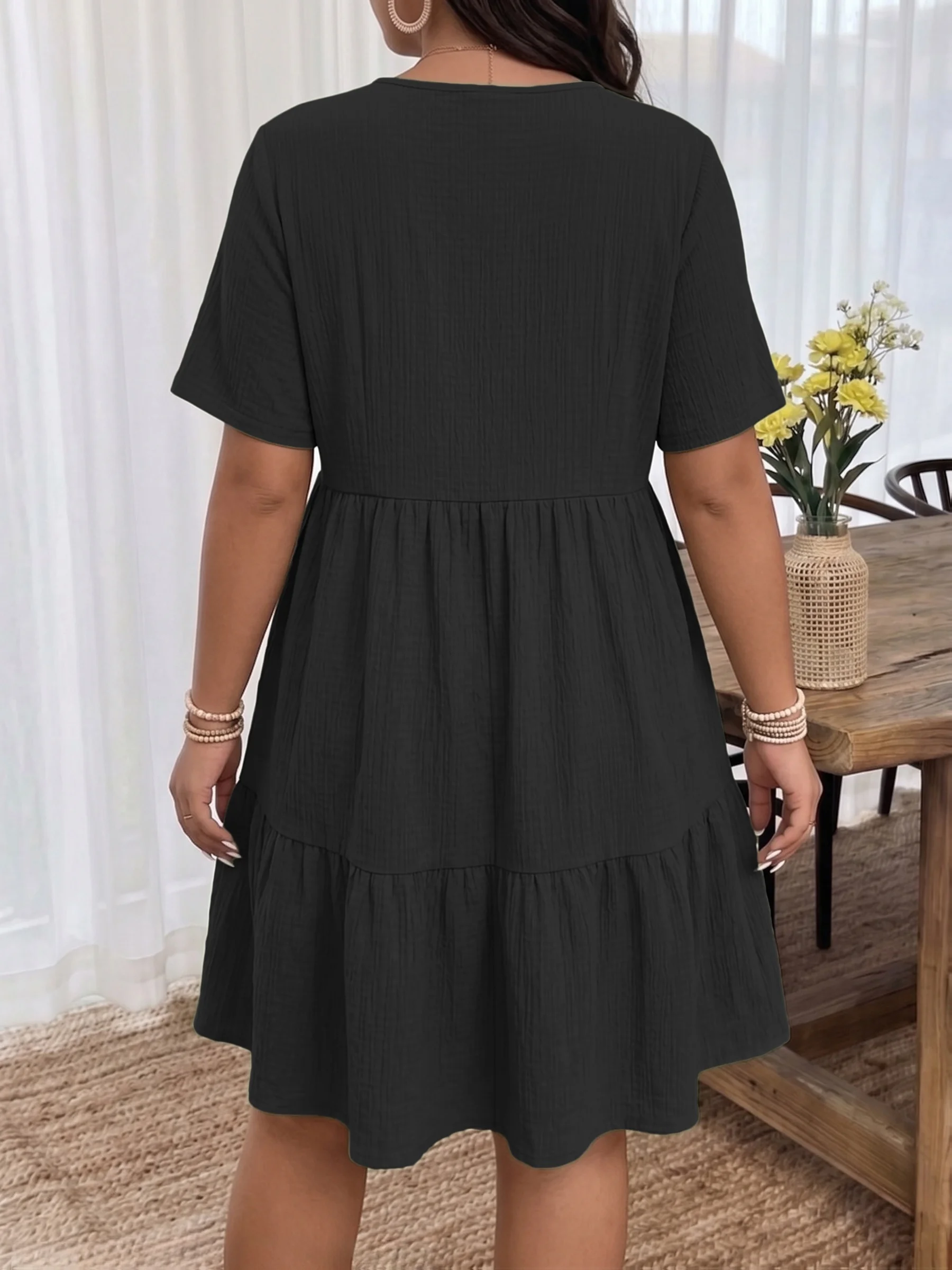 Stilvolles Plus-Size-Damenkleid mit V-Ausschnitt und Stufenrock für Alltagseleganz – Detail 5