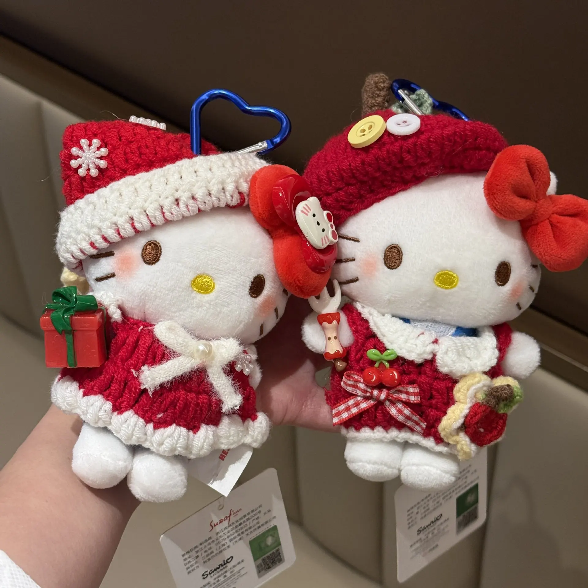 

Плюшевый брелок Sanrio Hello Kitty в красном вязаном наряде, милая рождественская мягкая игрушка-подвеска для сумки, подарок