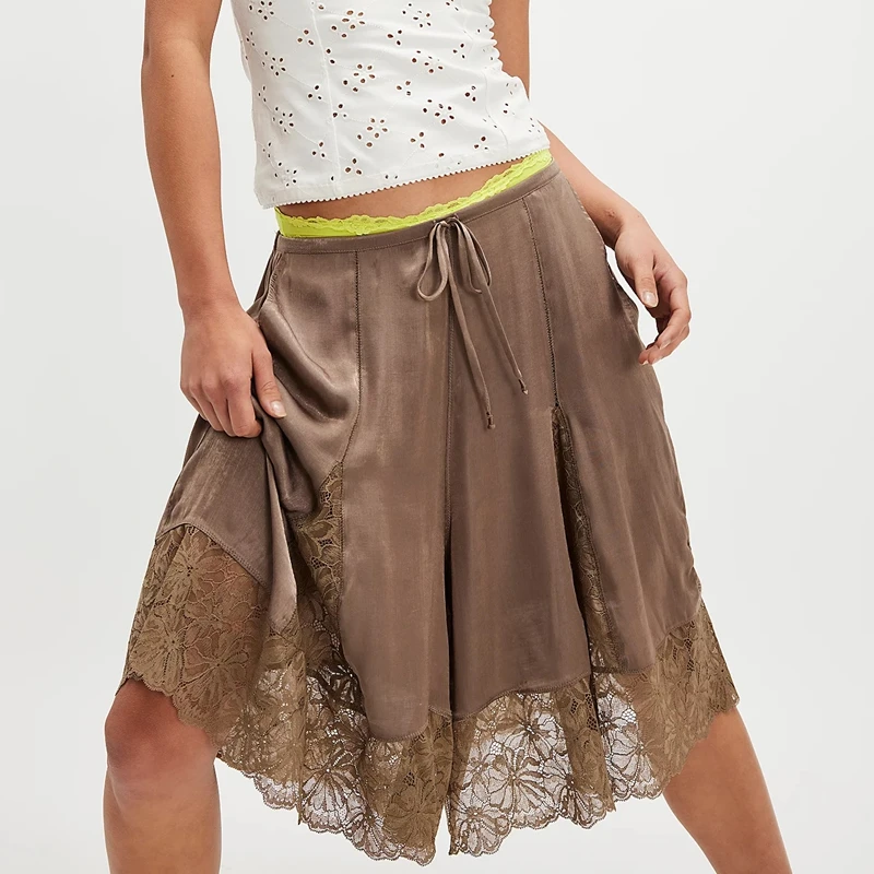 Pantalones cortos de pierna ancha hasta la rodilla para mujer, informales, tendencia y2k, dobladillo de encaje Floral, cintura media elástica con lazo, pantalones holgados atados