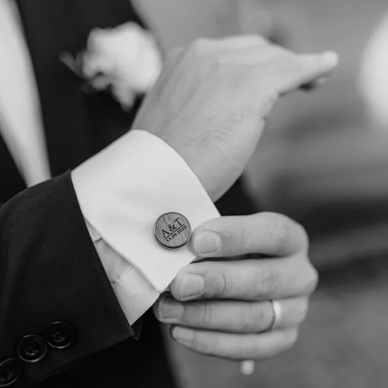 無料パーソナライズされたカフスボックス彫刻木製カフス記念日ギフト夫へのクリスマスギフト結婚式のカフス男性用