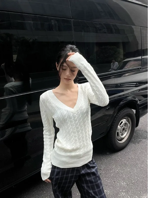 เสื้อไหมพรมสีขาว แขนยาว คอวี ทรงเข้ารูป สำหรับผู้หญิง ใส่เป็นเสื้อตัวใน เนื้อผ้านุ่ม บางปานกลาง ไหล่กว้างปกติ...