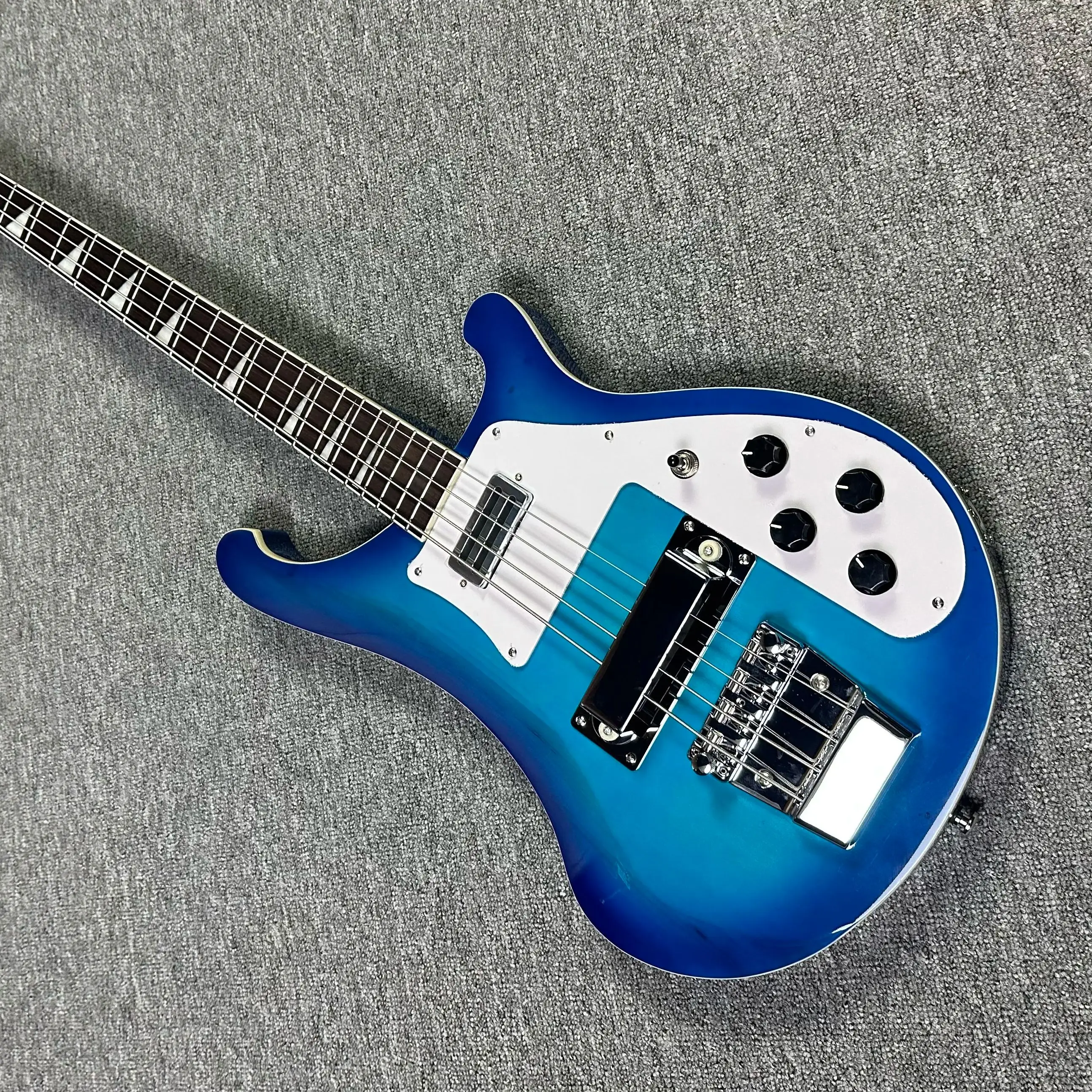 Blaue 4003 Bass-E-Gitarre, 4 Saiten, Massivholzkorpus, weißes Schlagbrett, kostenloser Versand