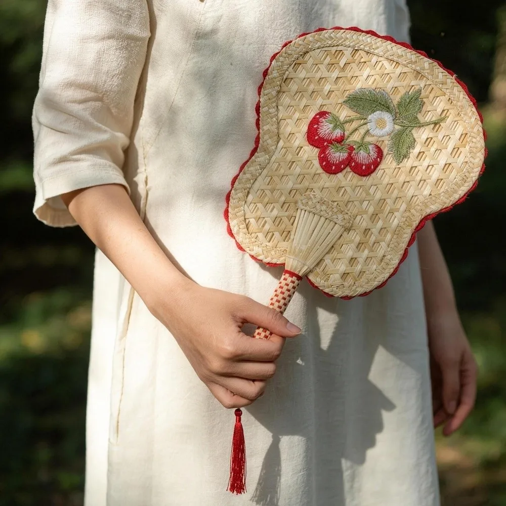 

Creative Ancient-Style Hand-Cranked Fan Embroidered Decorative Straw Woven Fan Traditional Cattail Fan Photography Prop