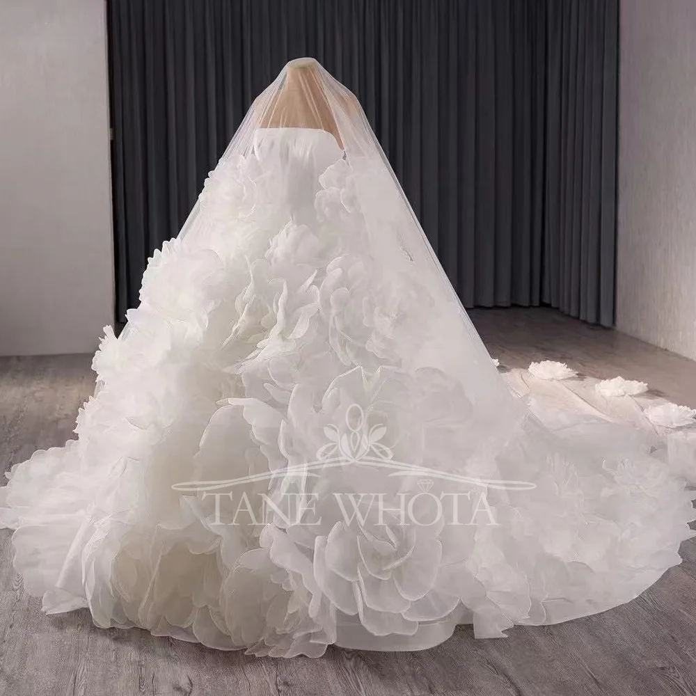 ชุดแต่งงานลูกไม้แขนกุดหรูหราสําหรับเจ้าสาวพร้อมการตกแต่งดอกไม้ 3 มิติที่ปรับแต่งได้