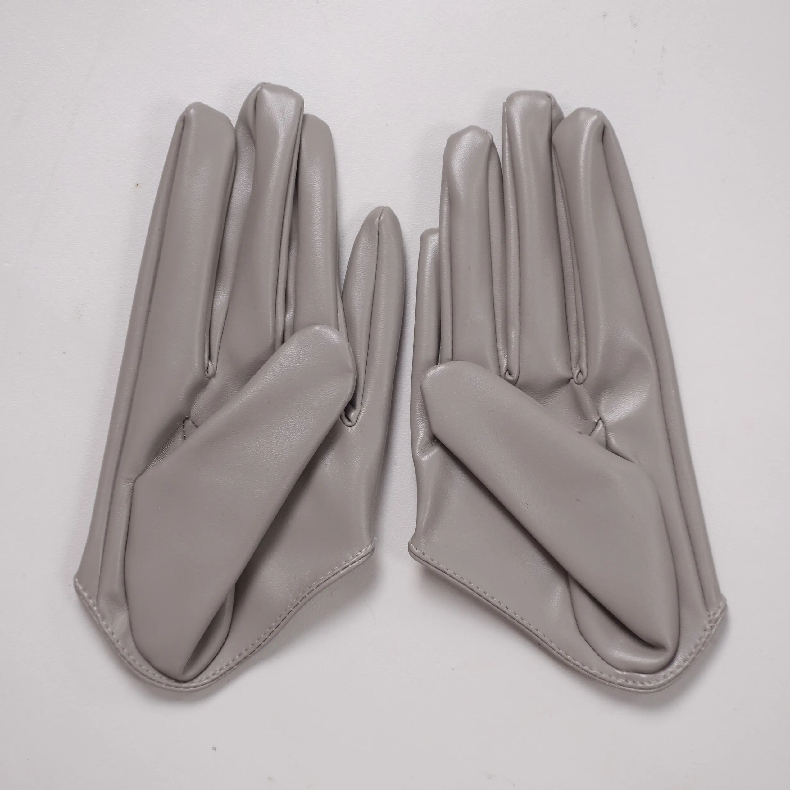 Modische Damen Halbhandschuhe aus Kunstleder PU Fingerlose Tanz- und Bühnenauftrittshandschuhe Persönliche Kurze Schwarze Handgelenkstulpen – Detail 4