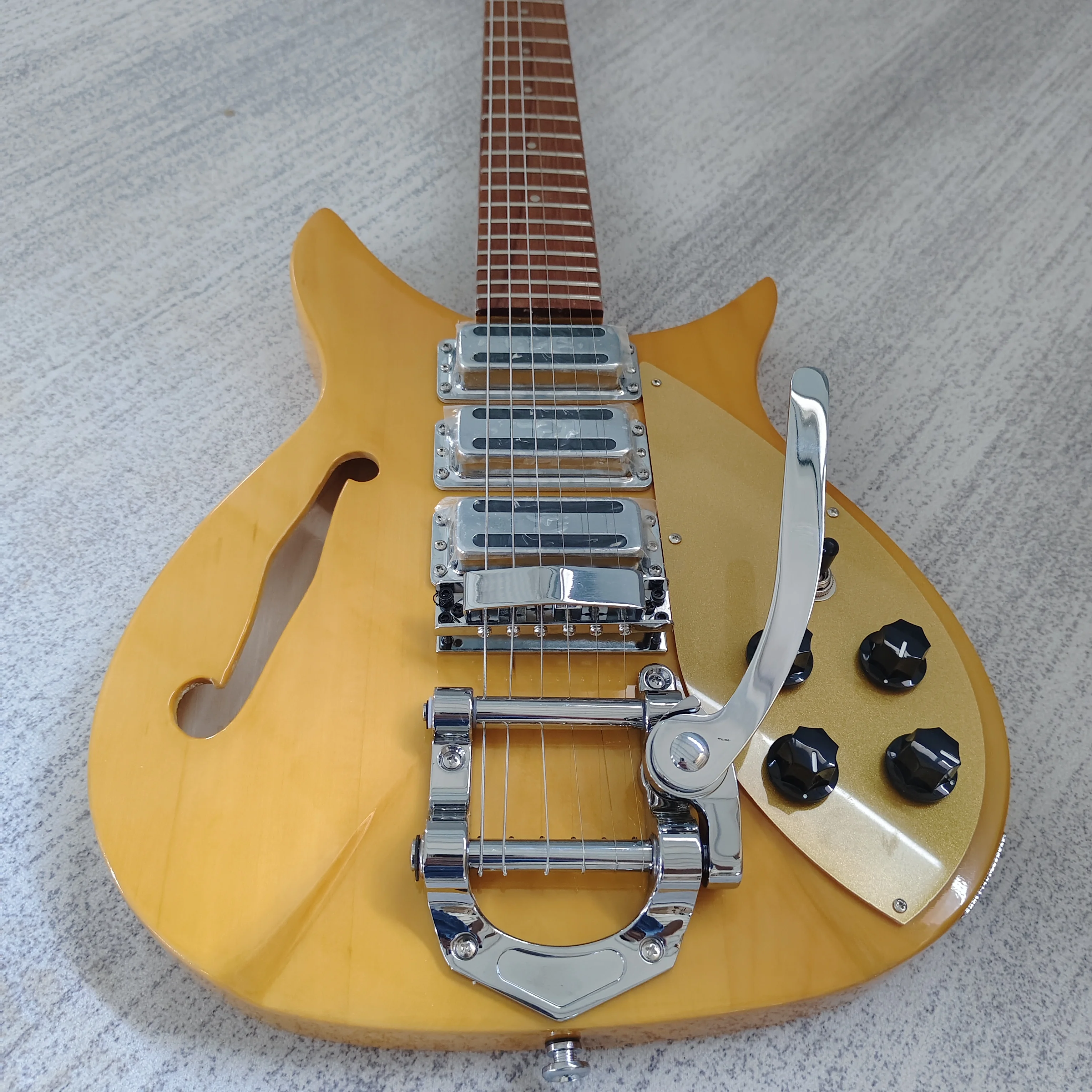 F hole 325 Short neck Electric Guitar, 3 Mini Humbucker Pickups, Tremolo 20.75