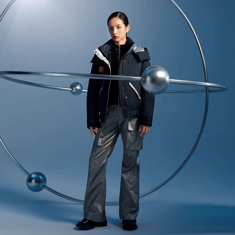 Kurtka puchowa Chericom Rocket Co-Branded z odpinanym kapturem, zapinana na zamek, wiatroodporne mankiety, elastyczny dół, kieszenie z klapką Y299077Y