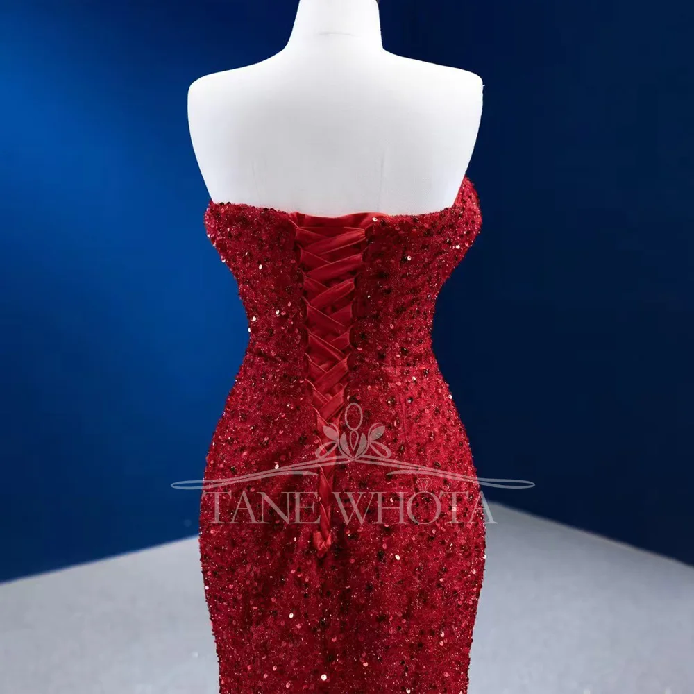 Vestido de noite luxuoso vermelho, sem mangas, renda nas costas, penas de lantejoulas, ajuste personalizável, estilo bainha para festa