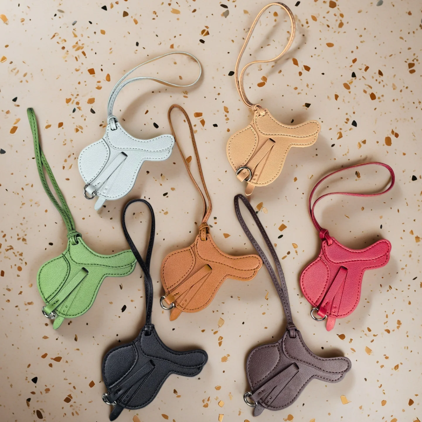 

Подвеска для сумки из искусственной кожи с седлом для конного спорта — роскошная подвеска для сумки ручной работы, прочный сшитый дизайн для вневременного стиля