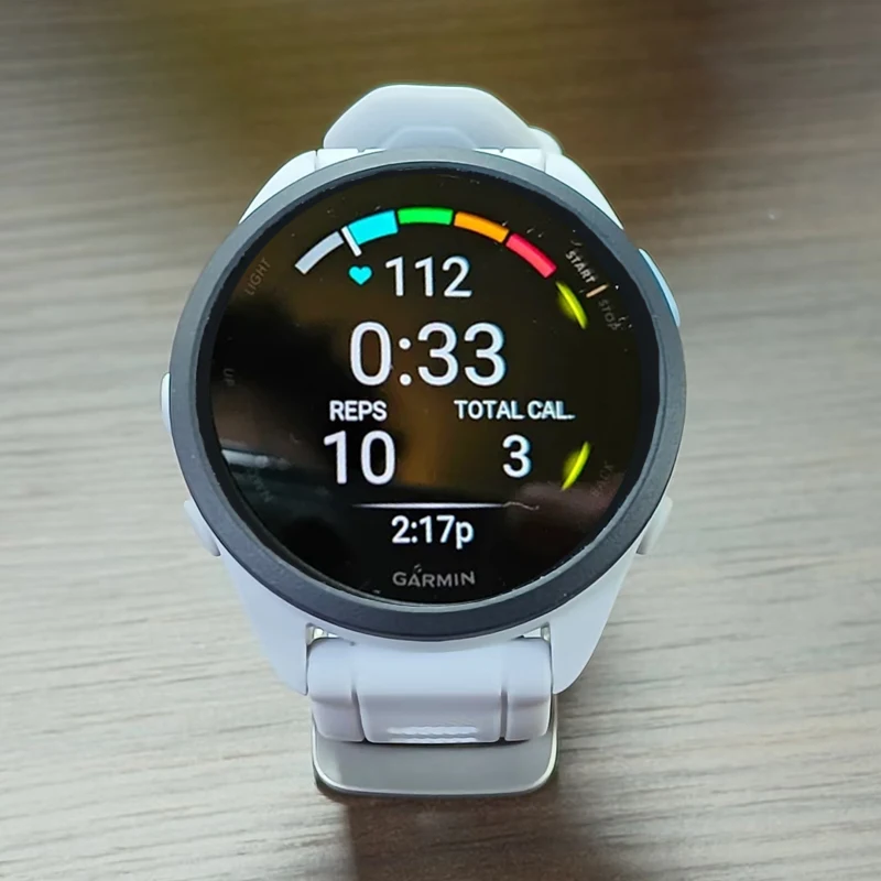 Montre connectée GARMIN Forerunner 165 43 mm pour la course à pied, écran tactile AMOLED de 1,2 pouce, plus de 25 données sportives et de santé, version GPS