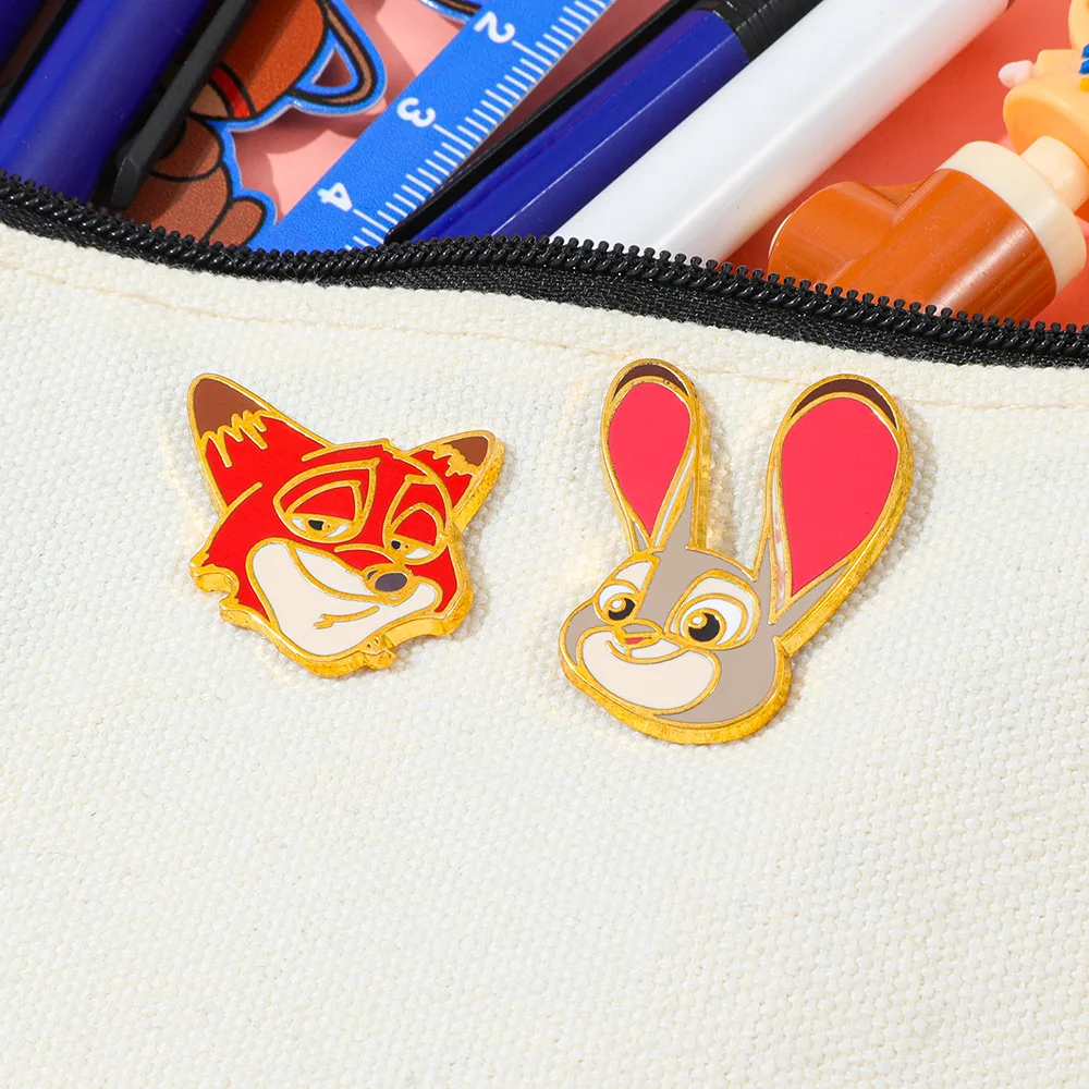 ديزني الكرتون Zootopia المينا دبابيس لحقيبة الظهر قبعة الملابس نيك جودي بروش شارات التلبيب المعدنية هدايا لمحبي #1