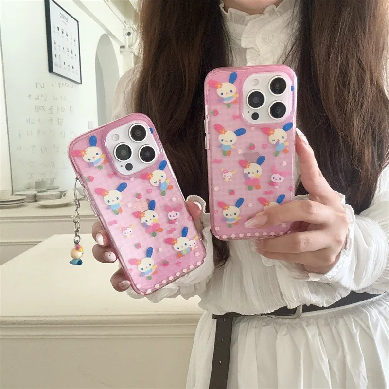 เคสโทรศัพท์ลายการ์ตูนซานริโอ อุซาฮานะ สีชมพู ลายตาราง ลายสตรอว์เบอร์รี่ เหมาะสำหรับ iPhone 16/15/14/13 เคสป้องกันโทรศัพท์ลายการ์ตูนอนิเมชั่น ของขวัญสุดพิเศษ