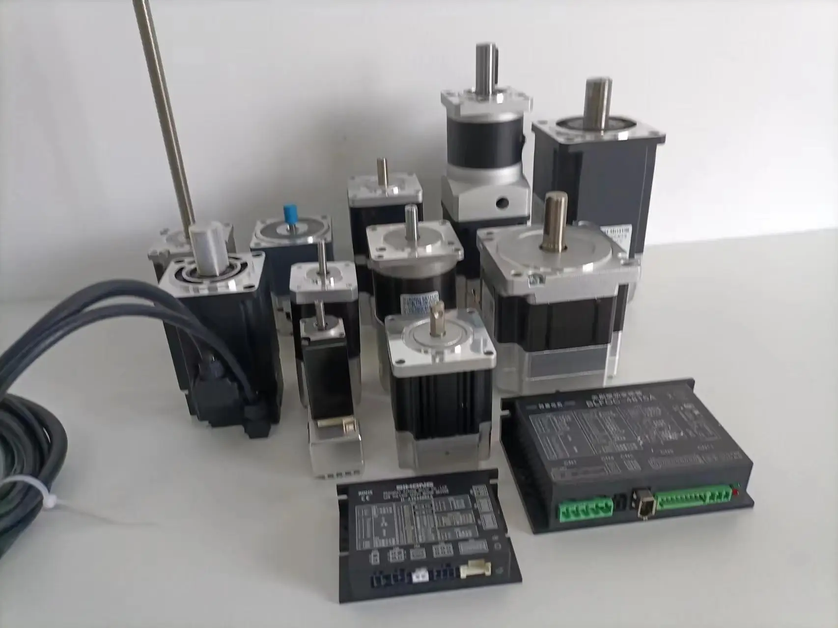 มอเตอร์เซอร์โว DC แบบเฟสเดียว 24V ขนาด 57 มม. Nema23 แรงบิด 0.2 นิวตันเมตร รุ่นใหม่ ปี 2024 จากโรงงานซีเฮง มอเตอร์ พร้อมระบบขับเคลื่อนแบบลูกปืนและสกรูตะกั่วในตัว