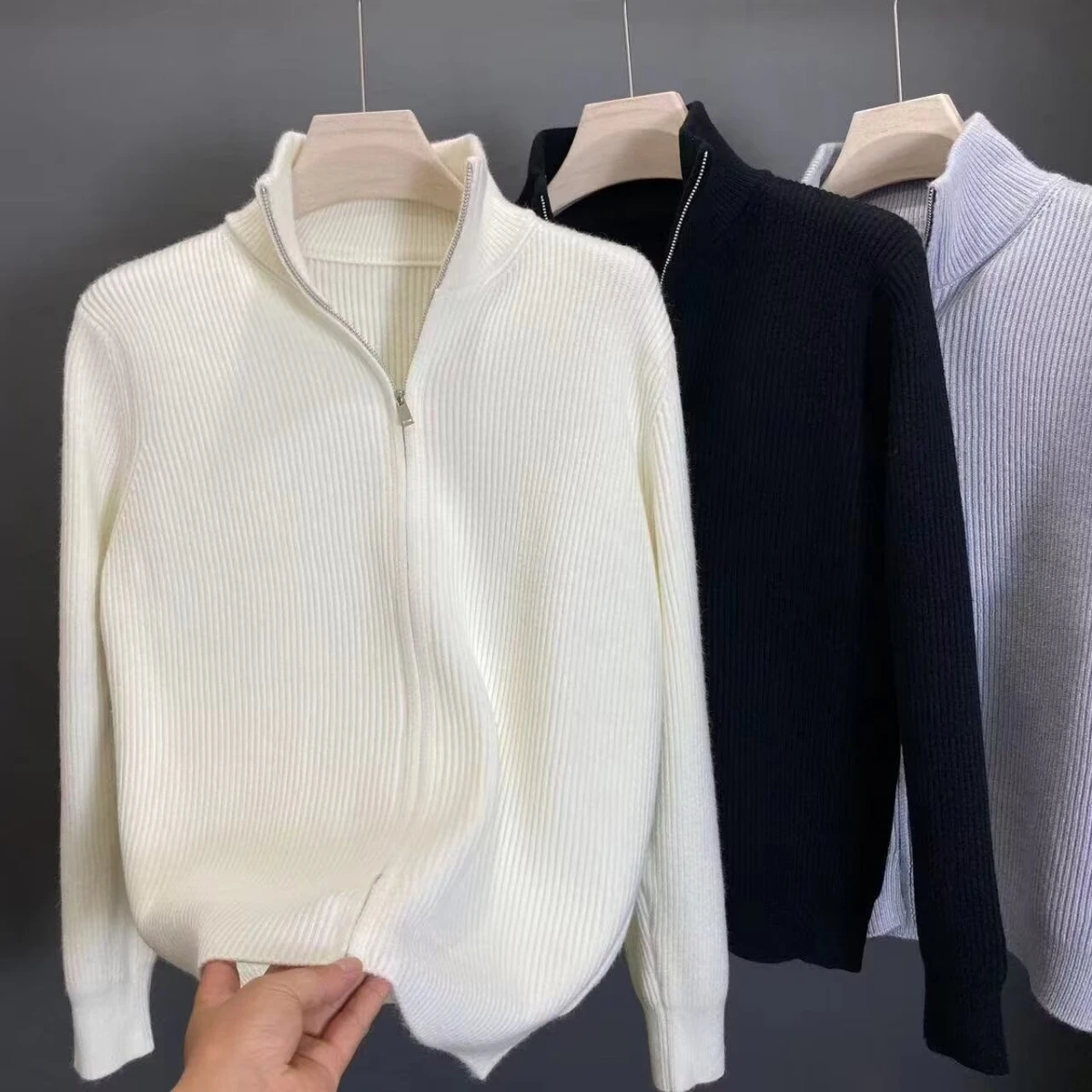 

Мужской вязаный кардиган в японском стиле в стиле ретро, однотонный, с воротником-стойкой, мягкий, осенне-зимний, универсальный, удобный, на молнии...