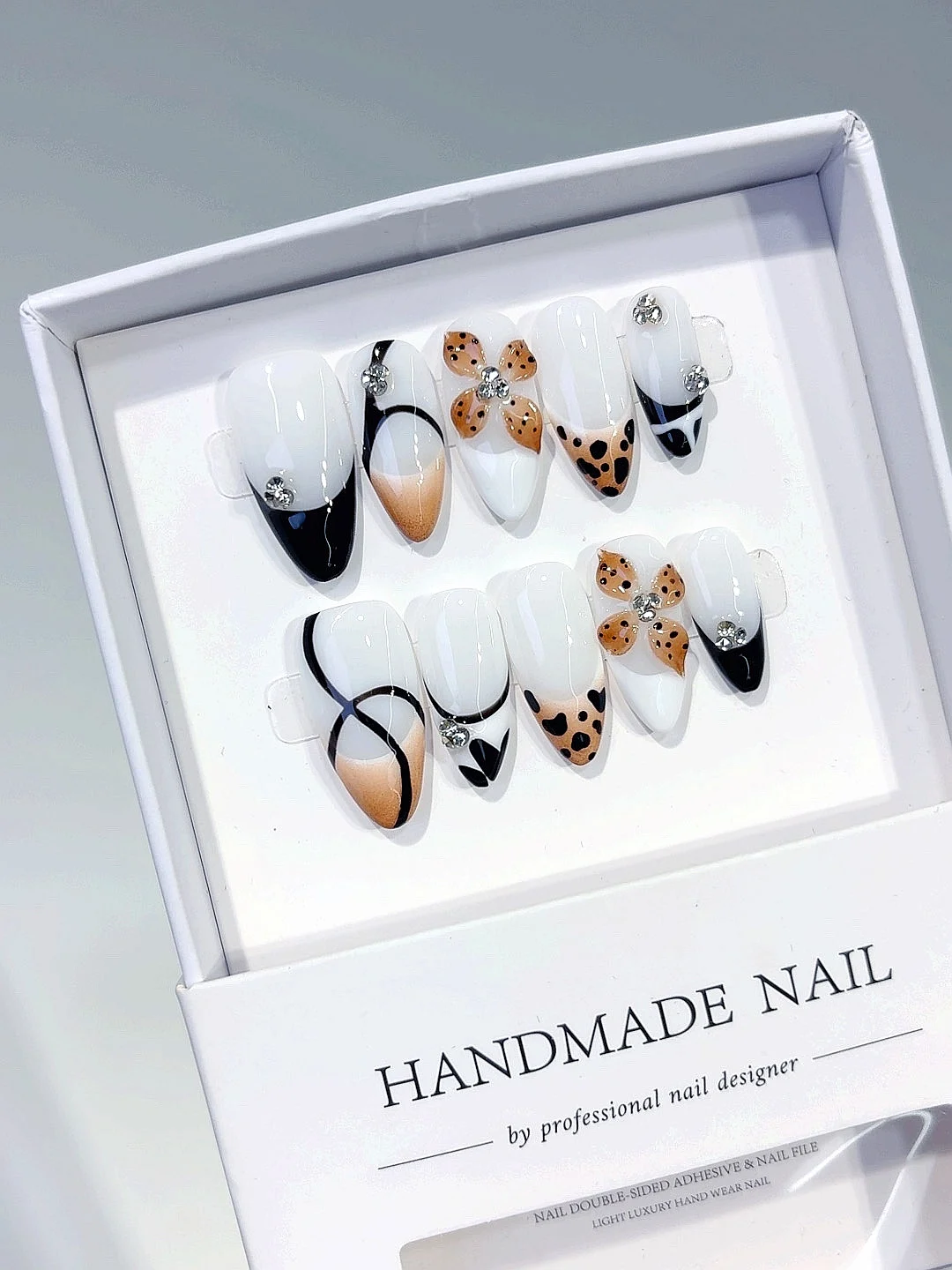 Leopardo blanco y flor 3D, diamantes de imitación, almendra, prensa en las uñas, juego de uñas postizas hechas a mano para mujeres (10 piezas) D558