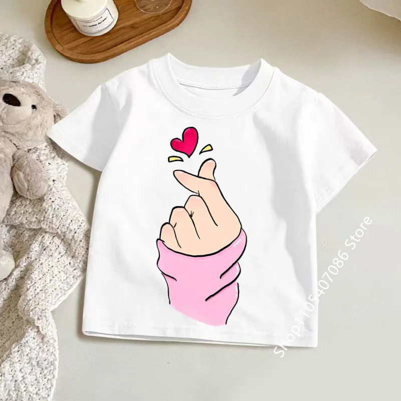 Kids Cute Finger Heart Graphic T‑Shirt, Girls Short Sleeve Casual Crew Neck Tee, Lovely Love Hand Print Daily Wear Tops