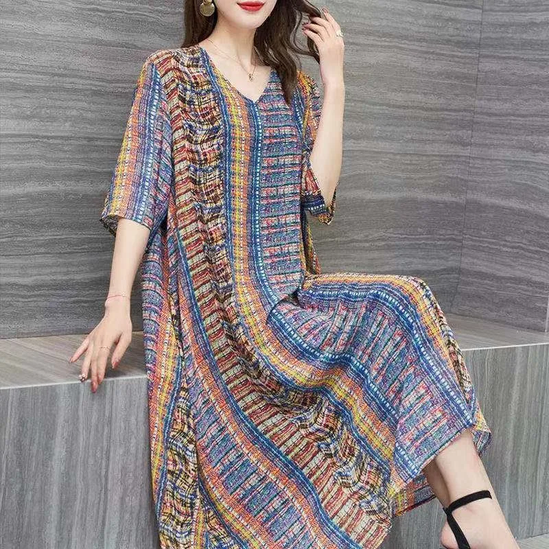 Bauchbedeckendes, altersreduzierendes Sommerkleid aus Eisseide mittleren Alters mit V-Ausschnitt und Rock in Übergröße