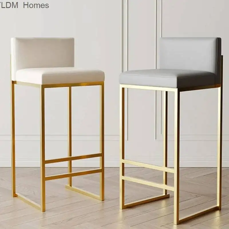 

Завтрак в холле, кресла класса «люкс», квадратная терраса, барная зона, барные стулья, кухня-библиотека, Sgabelli golden Isola Cucina.