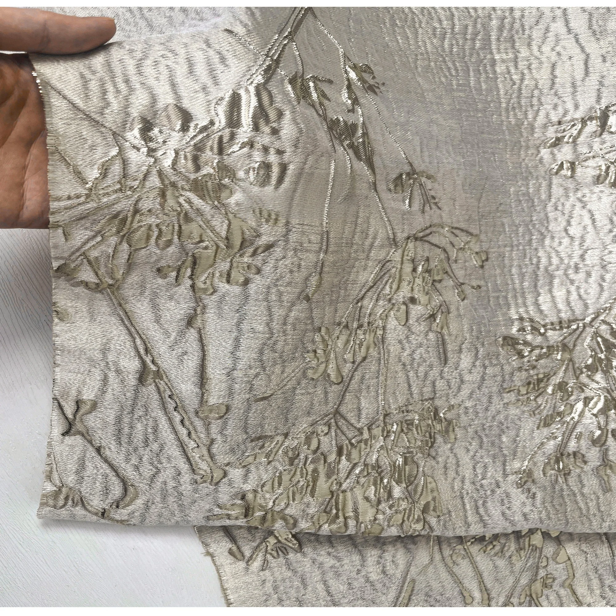 05mの銀糸ジャカード生地。梅の花模様の金箔加工を施し、立体的な浮き彫り模様が施されています。diyの衣類や半スカートに最適です。