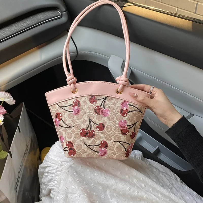 

Luxury Women's Shoulder Bag Made Of Leather Featuring Trendy Commuter Design And Famous Vintage Style​