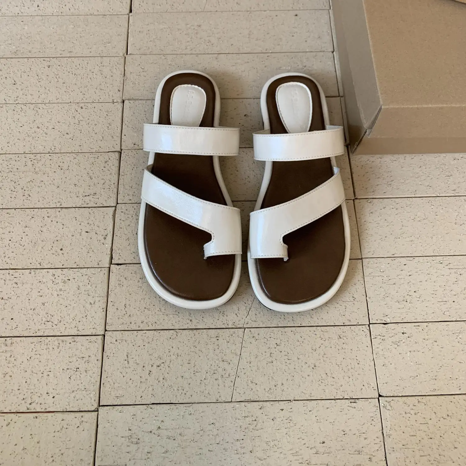 

Тапки женские серебристые, Мягкие Шлепанцы на плоской подошве, пляжные Роскошные сланцы, дизайнерская римская ткань из экокожи, 2024