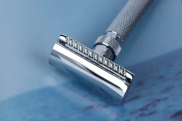 Yaqi The Final Cut 2026 Verstellbarer Sicherheitsrasierer Blitzverkauf Chromfarben Professioneller Herren-Barttrimmer – Detail 3