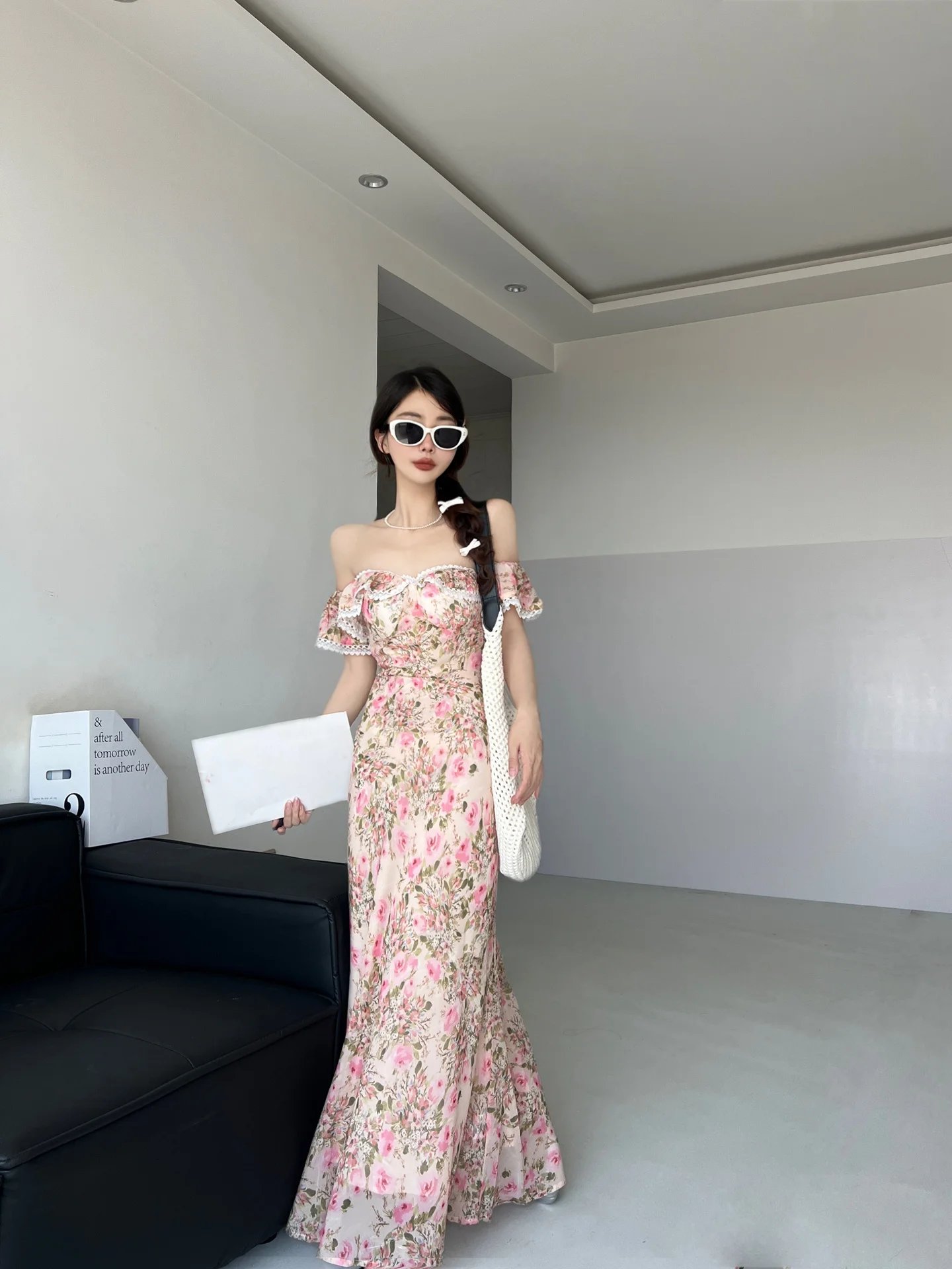 ชุดเดรสลายดอกไม้สไตล์เรโทรสำหรับพักเบรกดื่มชา แต่งขอบลูกไม้ ช่วงเอวเข้ารูป หรือ ชุดเดรสเปิดไหล่สไตล์ Pure Desire