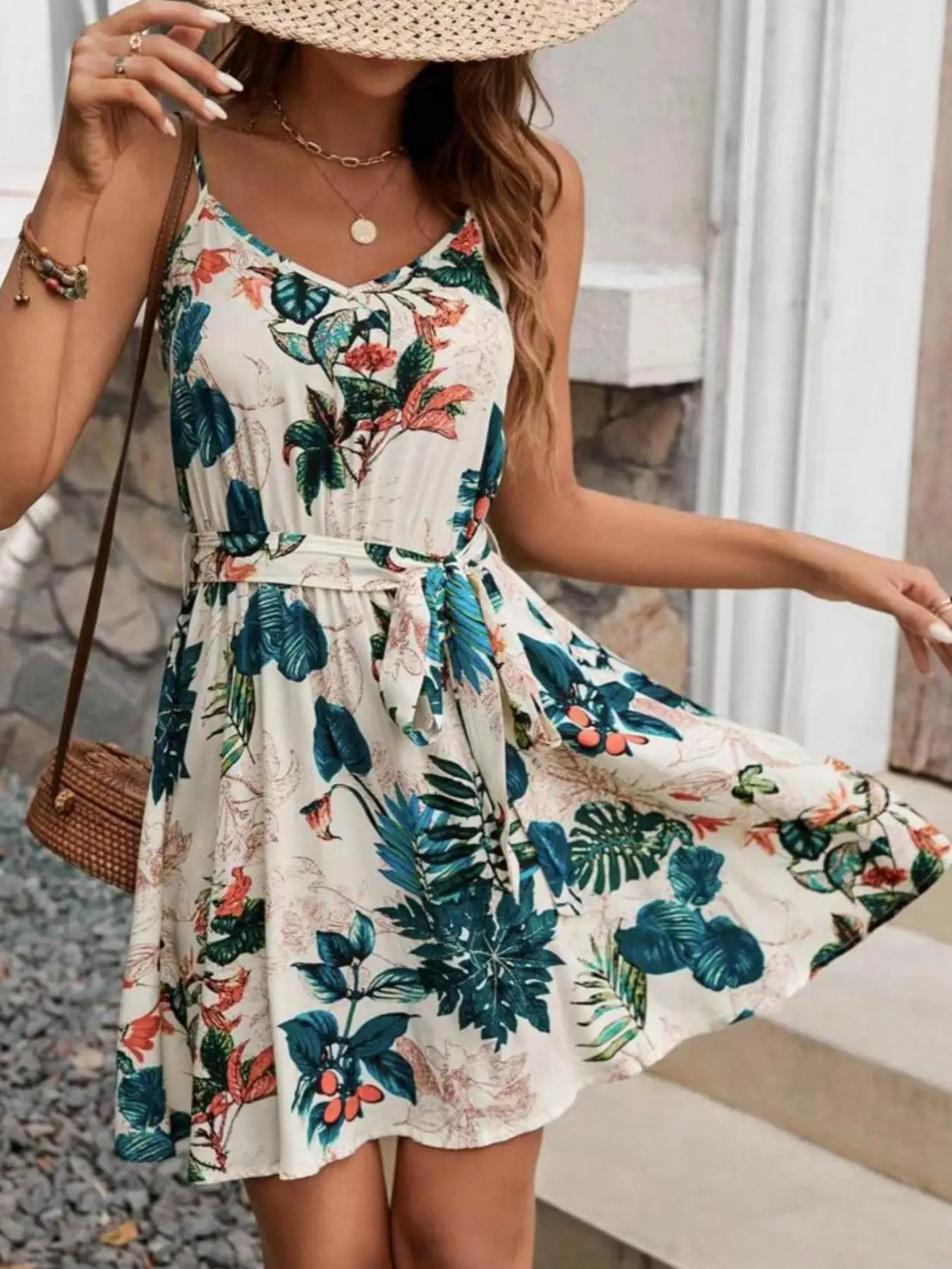 Une robe ceinture pour femme de style bohème, adaptée aux vacances et aux activités de plein air, confortable et à la mode.
