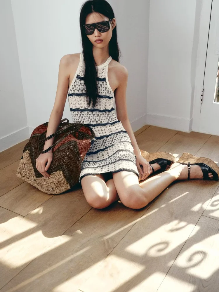 Mini robe horizontale sans manches pour femmes, noir et blanc, à la mode, col licou, découpée, nouvelle tenue de plage, de vacances, 2025