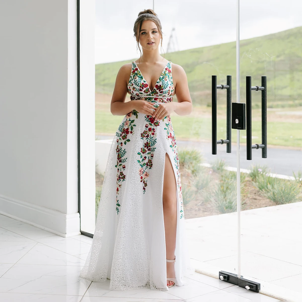 فستان زفاف ملون مطرز بالزهور على شكل حرف V بفتحة عالية مخصص بدون أكمام ماكسي كامل الطول فستان زفاف طويل على شكل زهور برية