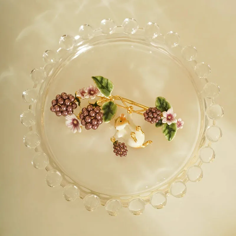 Foydjew Elegant Enamel Color Chipmunk Raspberry Brooch For Women Retro Fashion Pin Corsage Cocktail Party Dress Accessories