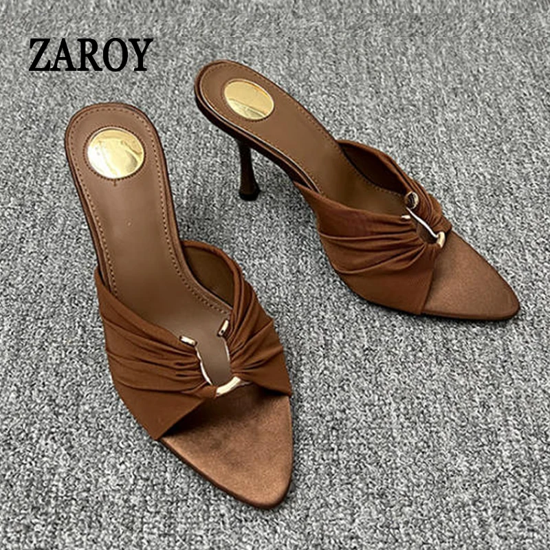 

Designer Luxury Women Slippers Summer Point Toe Pumps Mules Metal Buckle Silk Pleated Thin High Heels Slides Banquet Party Shoes