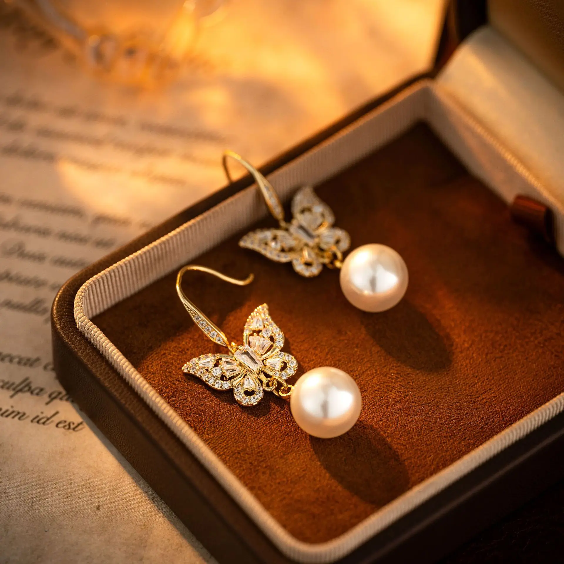 Butterfly pearl ear hook women's delicate, elegant, fashionable and sweet-tempered earrings, luxurious and exquisite accessories