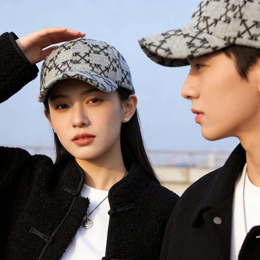

Unisex Autumn Winter Fashion Baseball Cap - Warm Fuzzy Polyester Hat (55-60cm) with Geometric Print Pattern