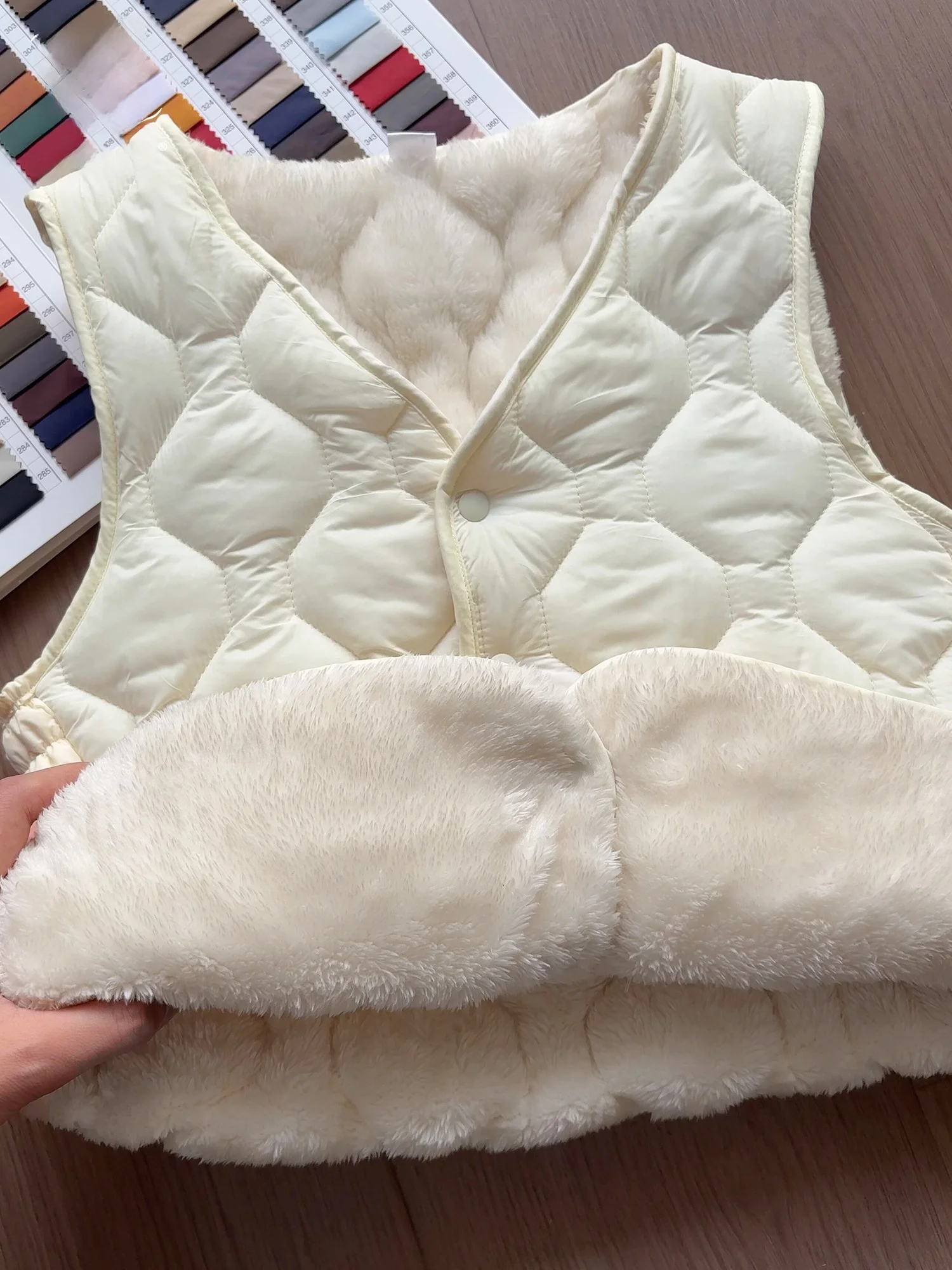 

Thiened Fce Women's Vest White Cotton down Jaet Warm Inner Wear Base Layer eepskin Vest Commute Sle V-Ne Polyester