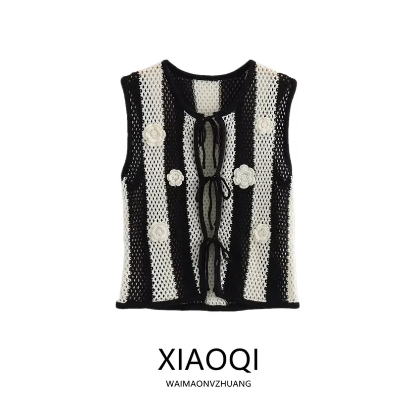 2024 ฤดูใบไม้ร่วงใหม่ผู้หญิงความรู้สึกการออกแบบสีดำสีขาวประกบงานปักทำด้วยมือถักเสื้อกั๊กแฟชั่นเดินทางสลี สเวล