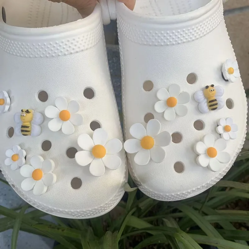 New Best Selling Hole Shoes Charms Ready To Put on White Daisy Sunflower Combination Suit Shoe Buckle Girlish Shoes Accessories